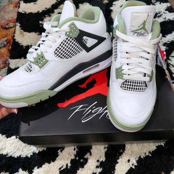 Retro 4 Jordans - Picture 3 of 3